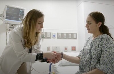 Кодирование Аквилонг в Камызяке Врач держит пациентку за руку